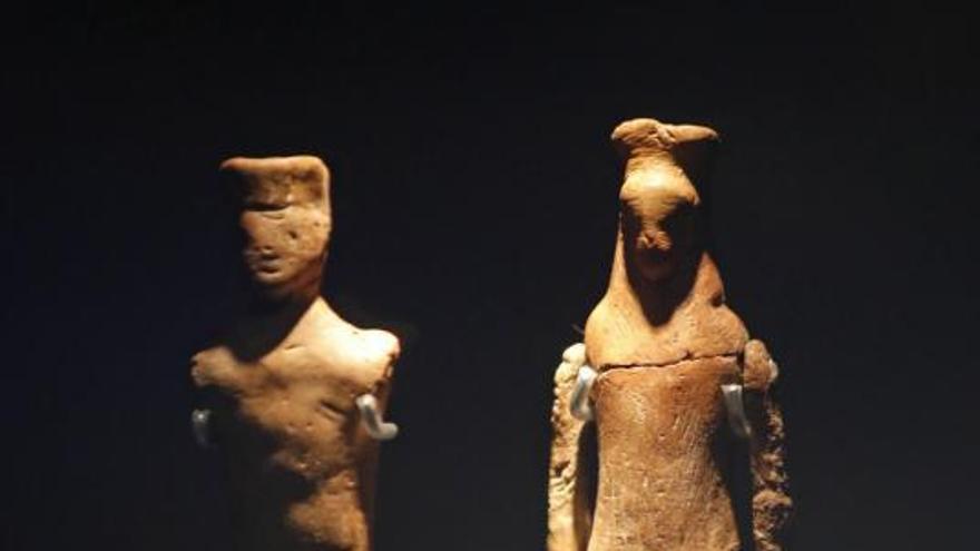 «el temps de la memòria». L’exposició dona el protagonisme a les peces arqueològiques que mostren com era el dia a dia a les comarques gironines des de la prehistòria. 1 Dues nines gregues de terracota (s. V-IV a.C.), trobades a Empúries. F  | ANIOL RESCLOSA