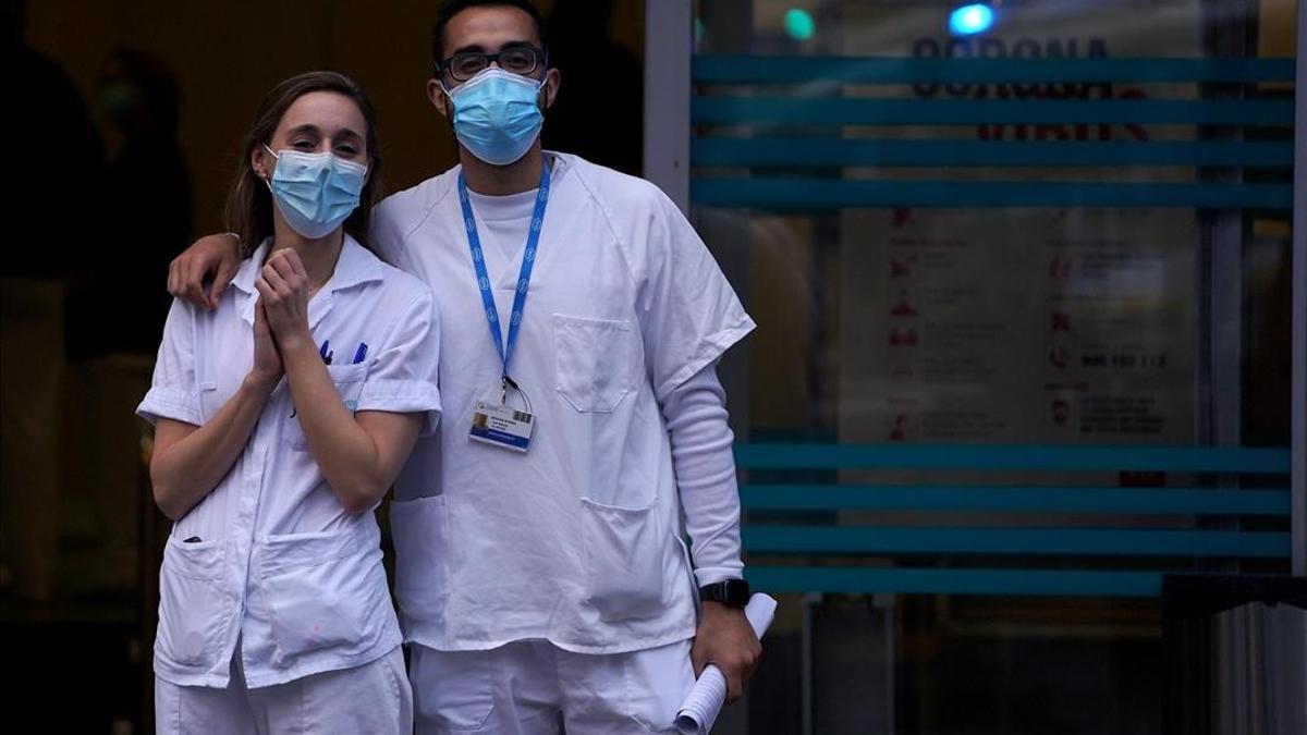 Sanitarios en la puerta de la Fundación Jiménez Diaz