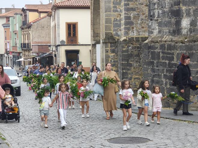 El enramado de la fuente de La Campa por San Juan en Salas, en imágenes