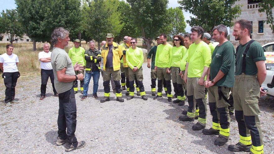 El instructor, Nacho de la Concha, explicando a los brigadistas las maniobras a ejecutar con los todoterrenos.