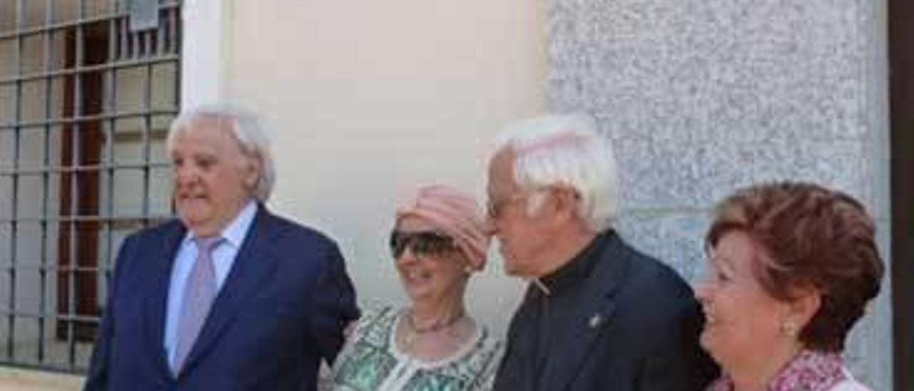 Tomás Casado, con su sobrina Mercedes, el Padre Ángel y su hermana Felicidad, bajo la placa que colocaron en la casa natal del empresario en Valdescorriel, Zamora.