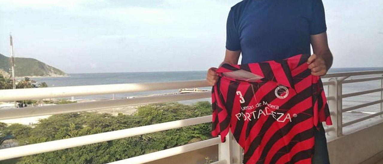 Carlos Taboada posa con una camiseta del Balonmán Lalín en la localidad colombiana de Santa Marta.