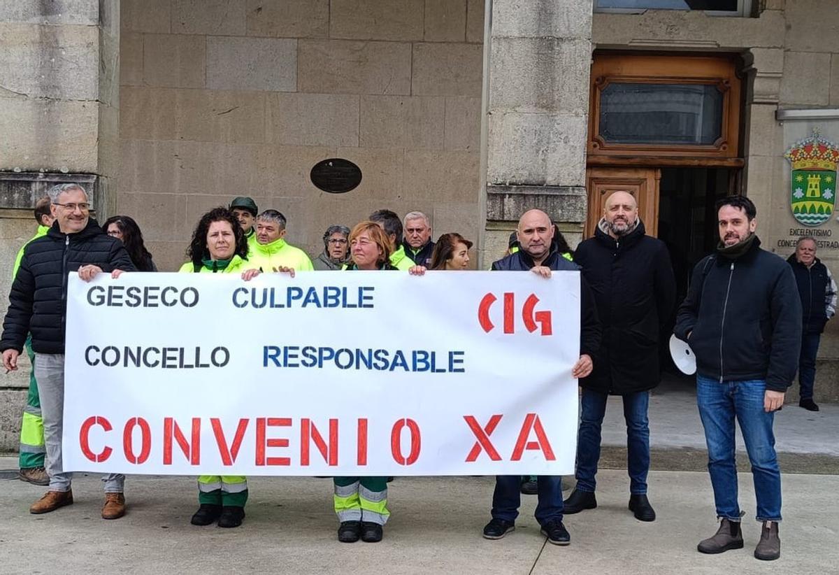 Los trabajadores, durante la manifestación ante el Concello de A Estrada. |