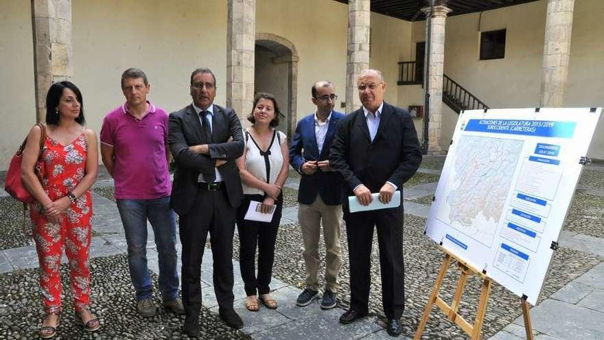 La alcaldesa en funciones de Degaña, Araceli Soárez; el alcalde de Tineo, José Ramón Feito; el consejero de Infraestructuras, Fernando Lastra; la alcaldesa de Ibias, Silvia Méndez; el regidor de Cangas del Narcea, José Víctor Rodríguez, y el director general de Infraestructuras, José María Pertierra, ayer, en el Ayuntamiento cangués.