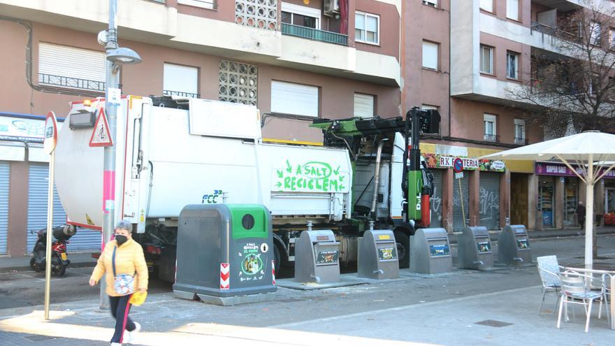 Els escombriaires de Salt celebren l&#039;acord però critiquen que «s&#039;hagi negat el diàleg social»