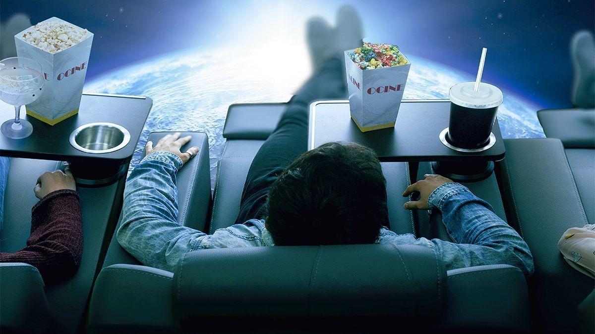In dem neuen Premium-Kino gibt es kleine Tische an den Sitzen, auf den Gäste etwa ihr Popcorn abstellen können.