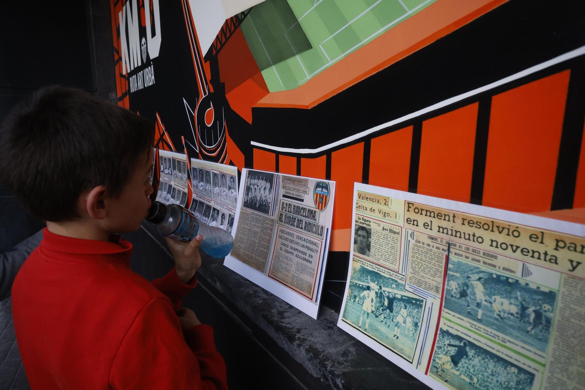 Homenaje al gol de Forment en la puerta de Mestalla