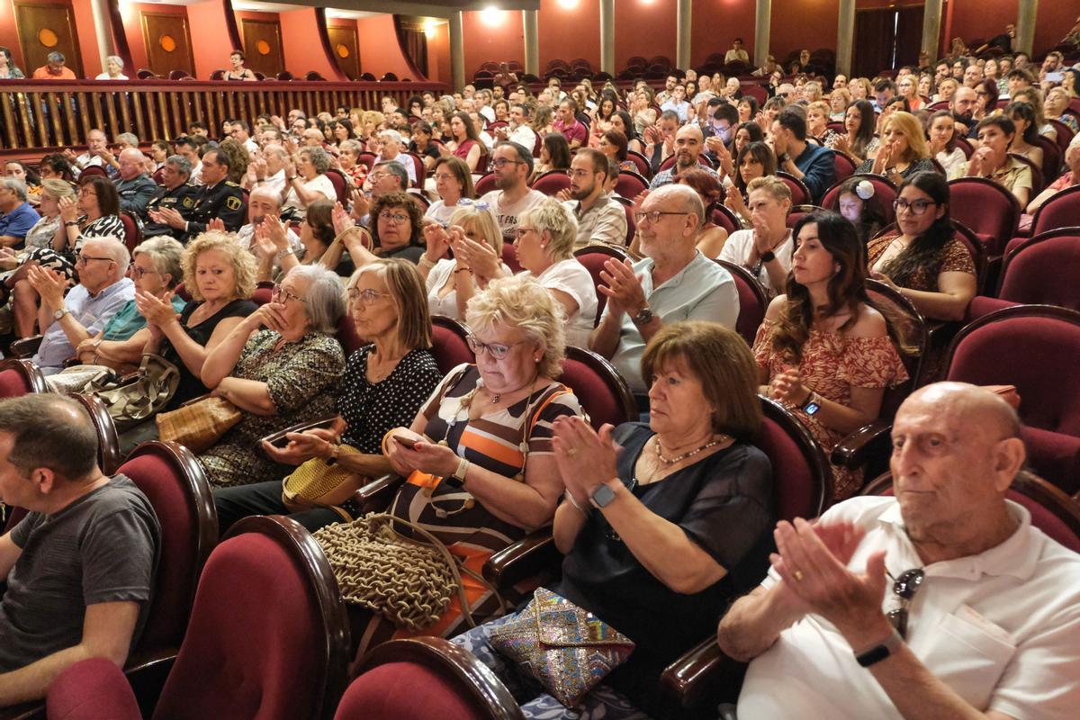 El Teatro Castelar de Elda lleno de público para presenciar el pleno de investidura de la nueva Corporación local.