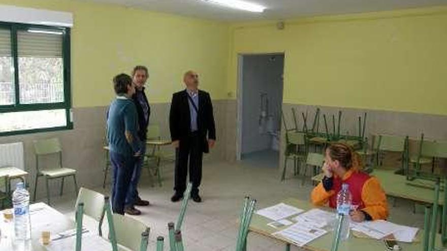 El concejal de Educación, ayer, en el colegio.  // G. Santos