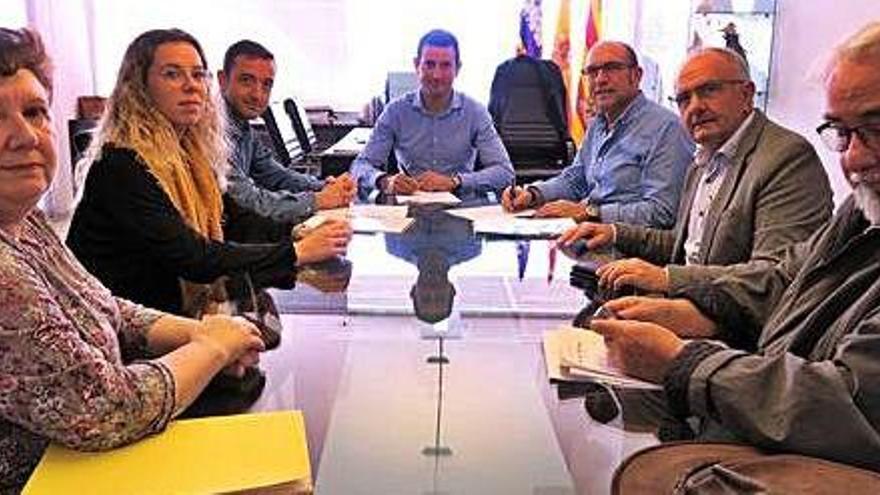 Firma del contrato entre Sant Antoni y el Govern.