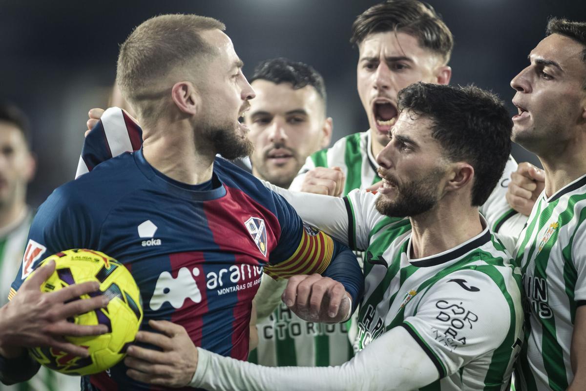 Huesca-Córdoba CF | Las imágenes del partido de LaLiga Hypermotion