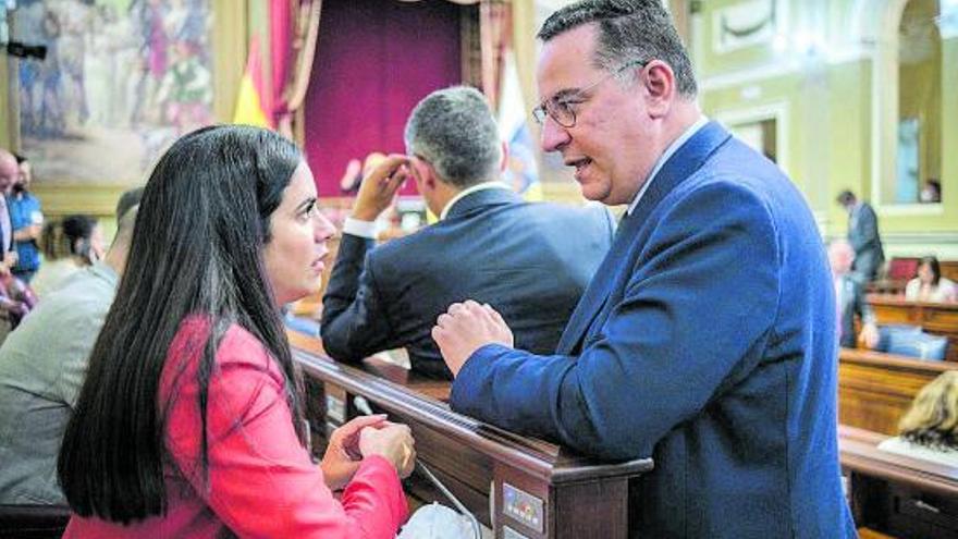 La diputada Vidina Espino y el popular Poli Suárez en el Parlamento.