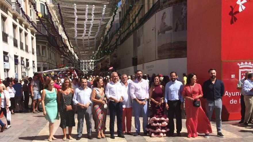 En el centro, los consejeros de Cultura, Empleo y Turismo, ayer en la calle Larios.