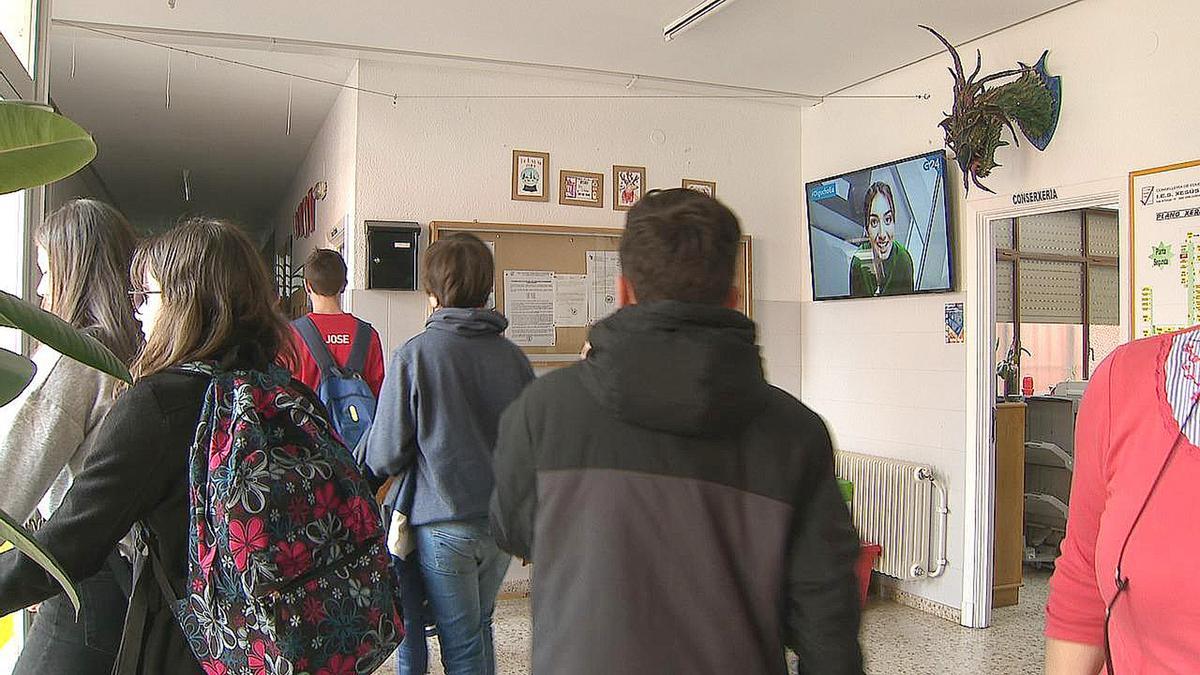 Esther Estévez nunha pantalla de televisión no instituto onde estudou, no IES Xesús Chivite de Verín. //FdV