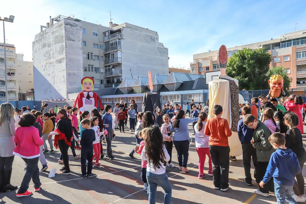 Los profesores recrean la tradición del pasacalles de La Charamita en el patio del Colegio Público Cuba durante las fiestas patronales