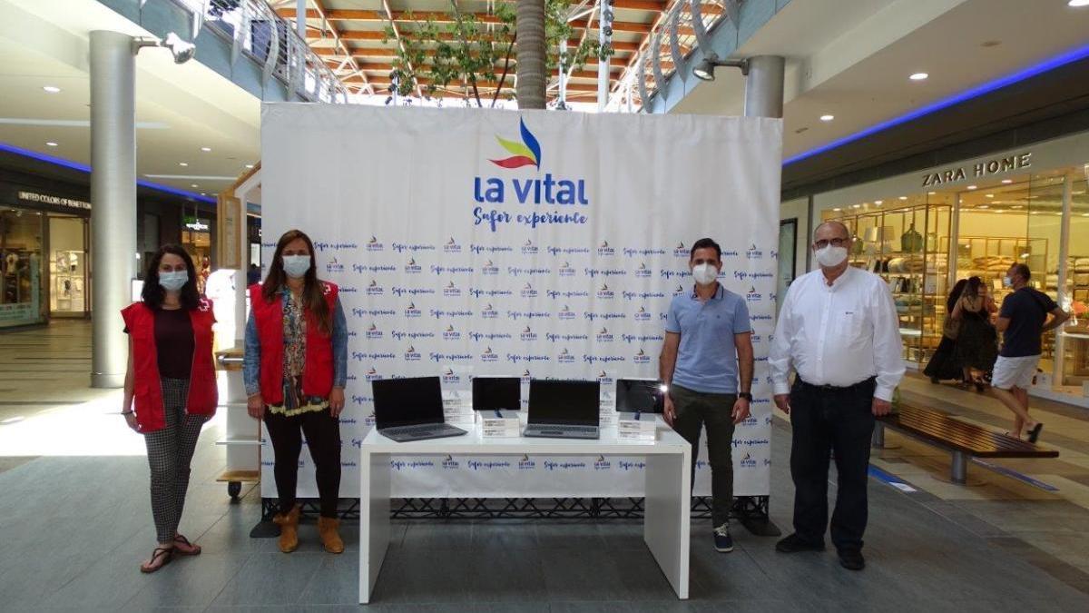 La donación de la Vital a la Cruz Roja de Gandia.