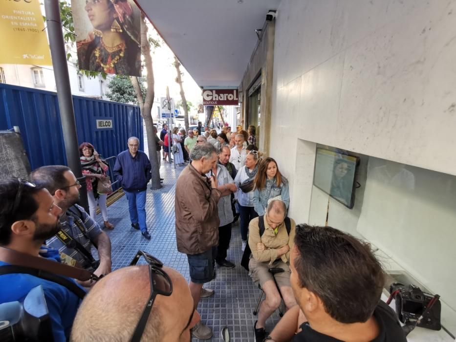 A las 11.00 horas de la mañana se abrían las taquillas del teatro de la calle Córdoba, con unas 30 personas esperando para hacerse con su entrada para 'A Chorus Line'.