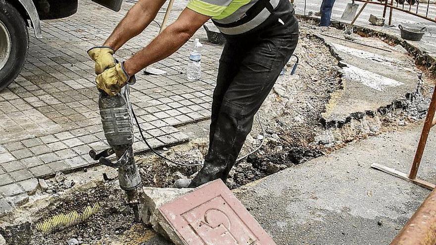 Trabajos de mejora de aceras el año pasado en Alcoy.