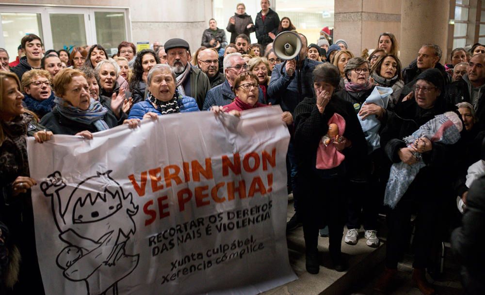 Concentración ciudadana en Ourense en protesta por el cierre del paritorio del hospital de Verín.