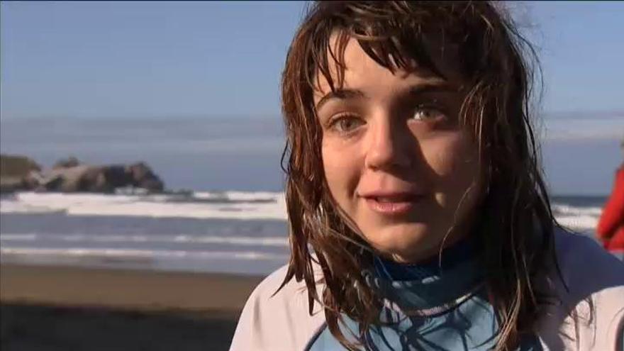 Esta joven invidente se convierte en la primera surfista española en participar en el Mundial de Surf Adaptado