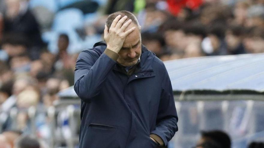 Víctor Fernández gesticula durante el partido del domingo frente al Tenerife.