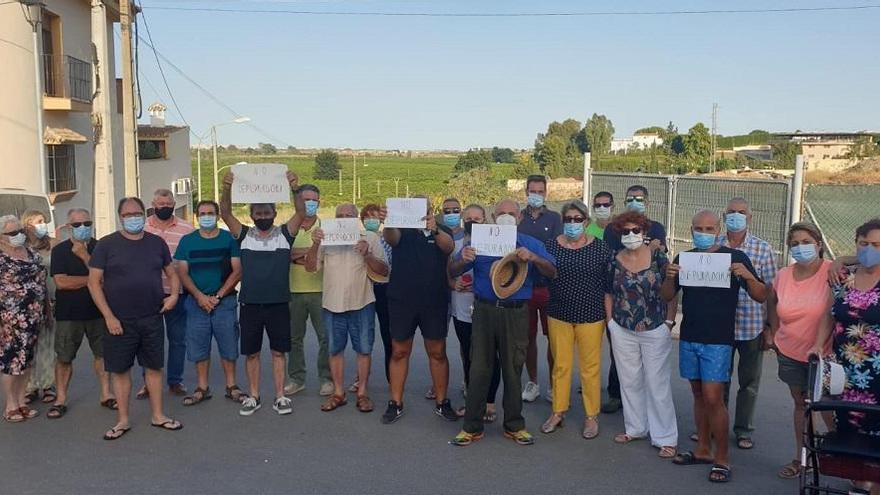 Un grupo de vecinos de la plataforma se concentra en contra de su ubicación.