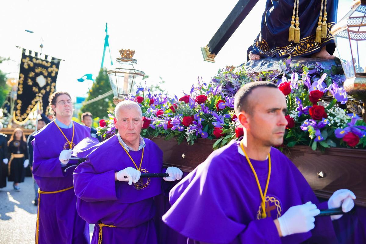 Procesiones en Vigo: los pasos de Noso Pai Xesús Nazareno e a Virxe Dolorosa desfilaron por Teis