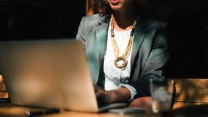 Mujer emprendedora al frente del ordenador.