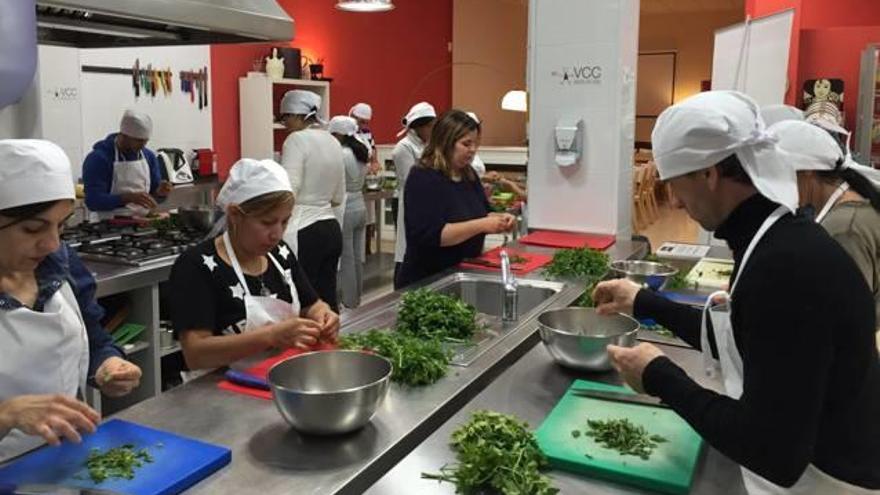 Varias personas haciendo prácticas de cocina.