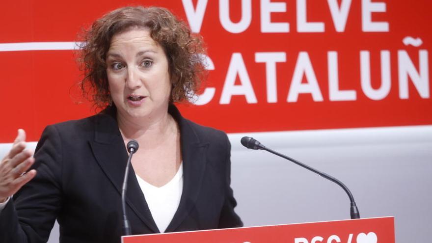 Alícia Romero oferint una roda de premsa a la seu del PSC