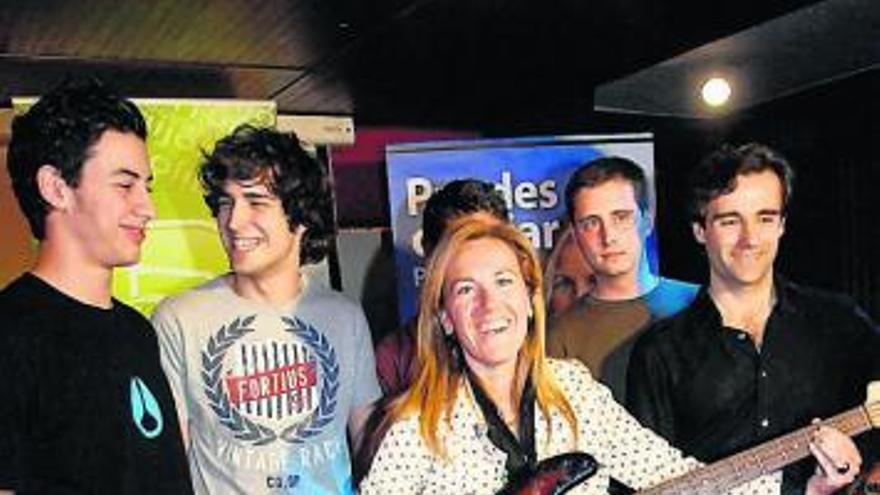 Fernández Pardo, con la guitarra, en Gijón.