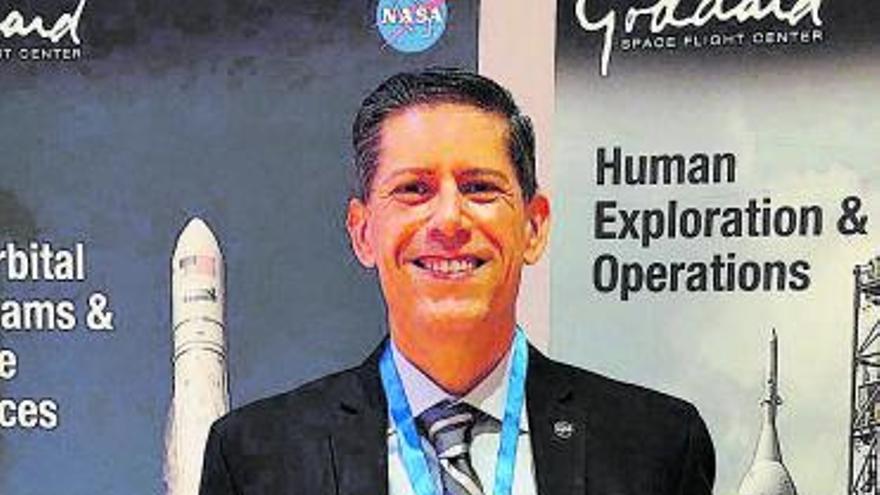 El ingeniero Alejandro Rivera, con el diploma que le entregó la NASA. | LNE