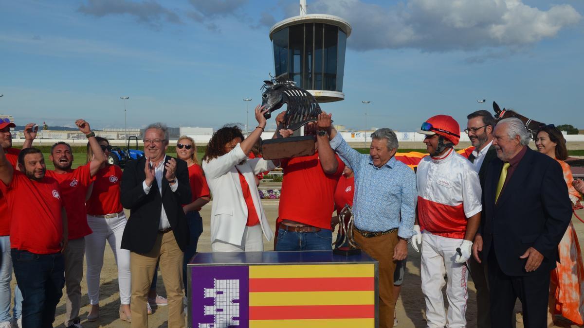 Nofre Puigserver alzando el majestuoso trofeo de vencedor en el ‘Gran Premi Nacional’