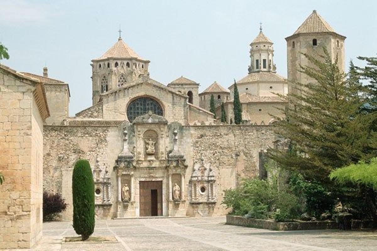 Fachada principal de la iglesia del monasterio de Poblet.