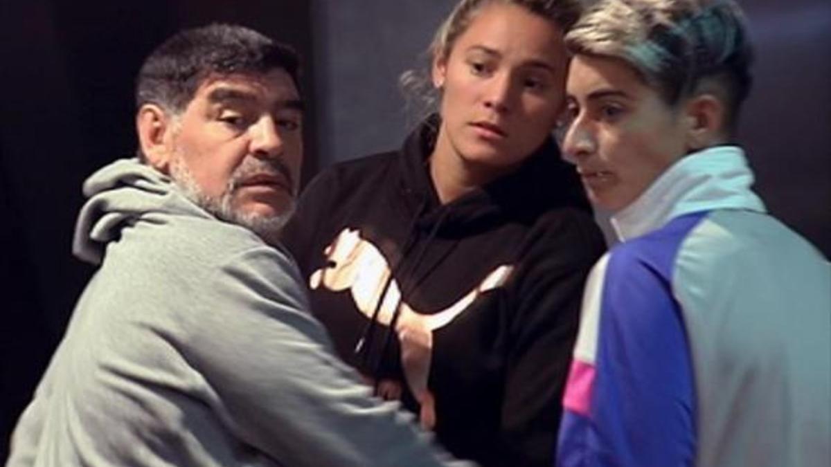 Expectación 8 Maradona, junto a su novia Rocío Oliva, en el hotel donde se hospeda en Madrid.