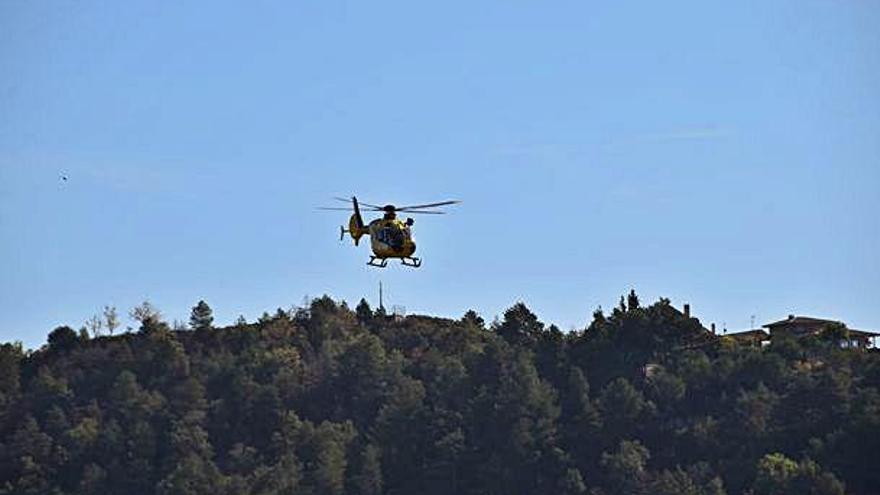 L&#039;helicòpter dels Bombers, ahir, quan es dirigia al rescat a Queralt