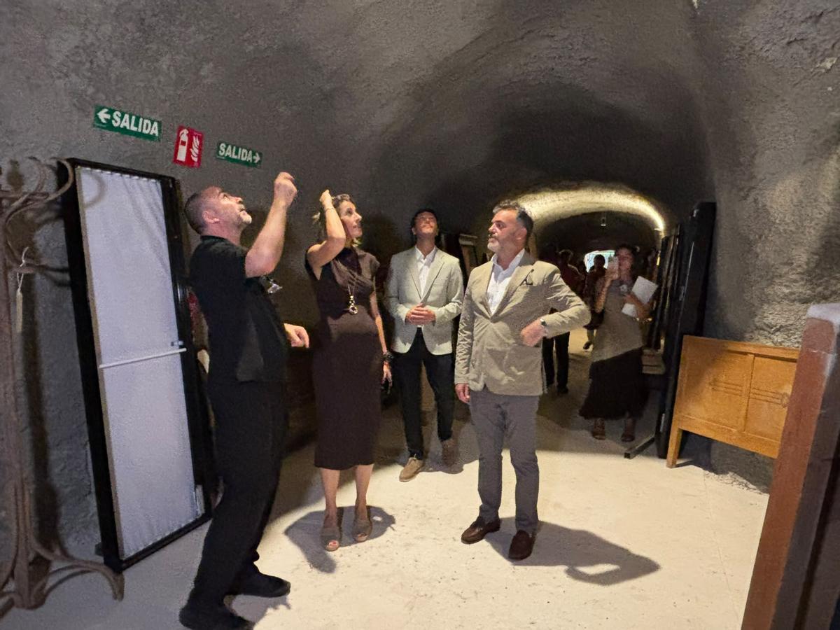 El vicepresidente segundo de la Generalitat visitó la cueva de más de 400 metros de longitud unida a la Casa Museo del Parc Nou de Crevillent