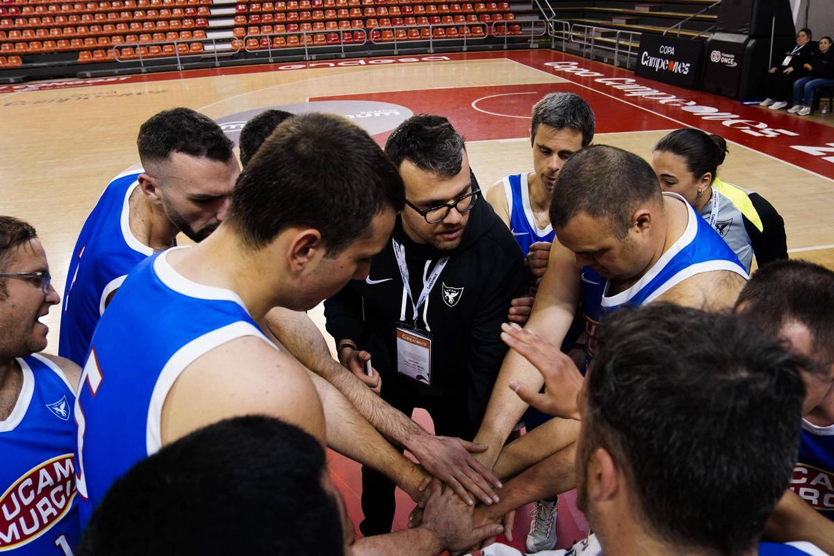 Hernández, al centre, amb els seu equip i Martínez al costat