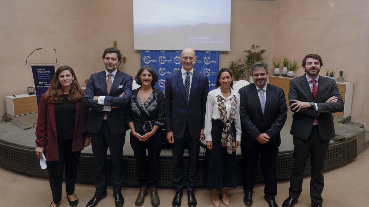 María Jesús Riera, Club DM; André Themudo, BlackRock Iberia; Marisa Goñi, directora de este periódico, Ximo Rada, Banca Privada Territorial Este; Susana Llombart, directora de zona BBVA Baleares; Álvaro Manteca, estrategia y análisis de inversiones BBVA; y Luis Rivilla de BlackRock.  manu mileniezux.