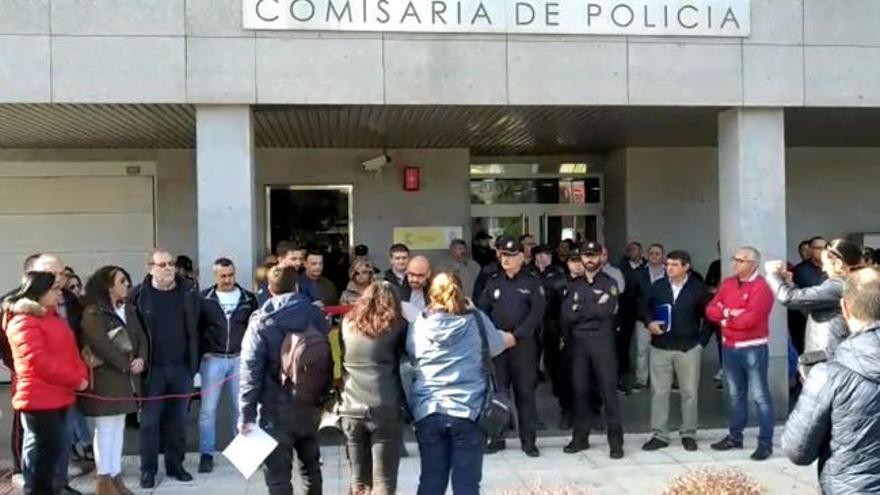 Concentración frente a la comisaría de Vilagarcía en apoyo a los policías destinados en Cataluña