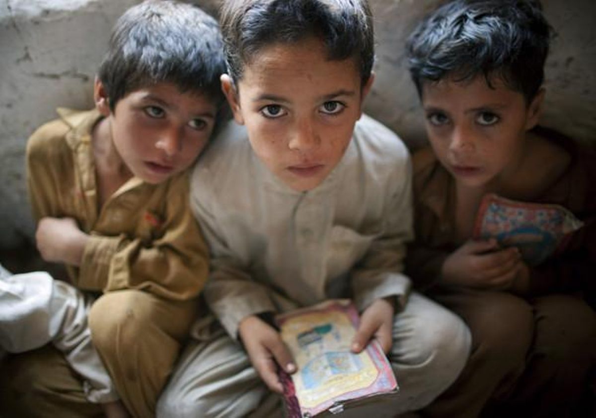 El Pakistan només dedica el 2,9% del seu PIB a les despeses d’Educació. No obstant, està previst augmentar aquesta taxa al 7% perquè l’índex d’alfabetització arribi al 85% el 2015.