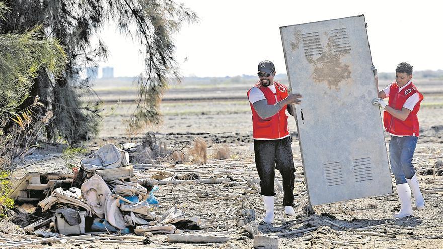 Cruz Roja limpia a mano los arrozales de l&#039;Albufera con residuos aún de la dana