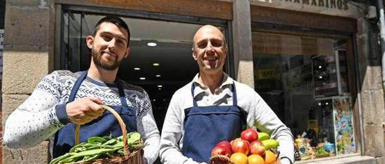 Diego Lores, padre e hijo, posan ante su tienda en la calle Real. // G.S.