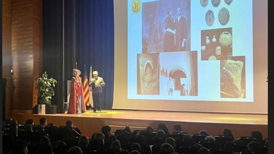 El colegio de las Carmelitas recibe a la Dama Viviente de Elche