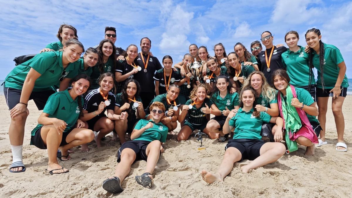 Integrantes de las selecciones extremeñas sub-17 y sub-20 de fútbol playa.