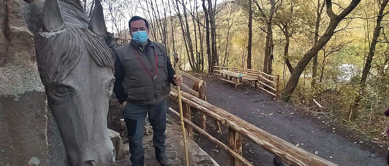 Tomás Argüelles, junto al relieve del caballo, con el área recreativa al fondo. | D. Montañés