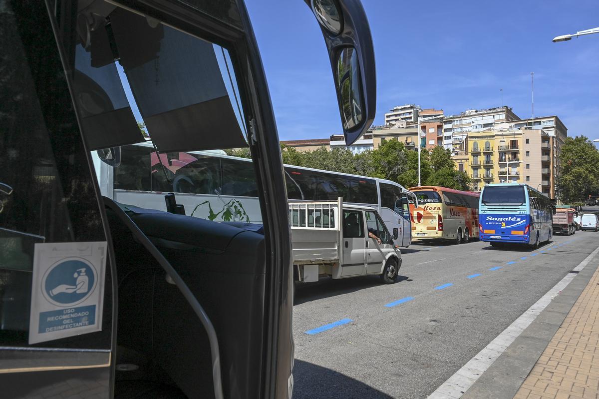 Trajín de autocares de las excursiones que incluyen la Sagrada Família, en la zona.