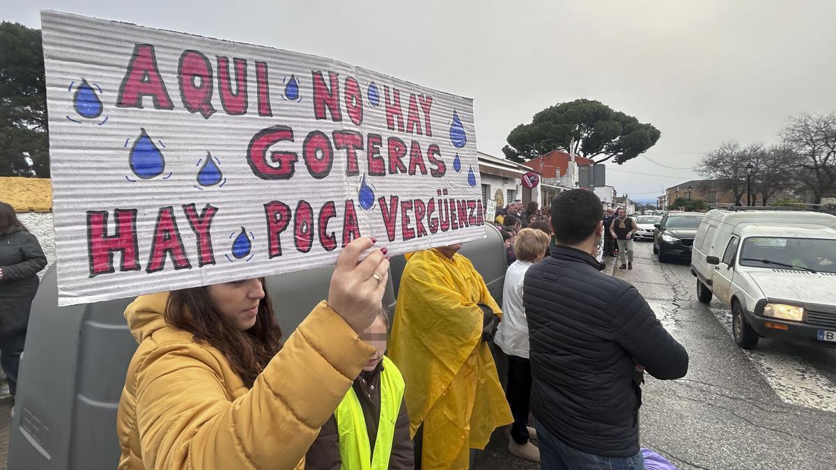 Decenas de familias se reúnen en la puerta del CEIP Fernando Feliú para reclamar obras y un colegio nuevo.