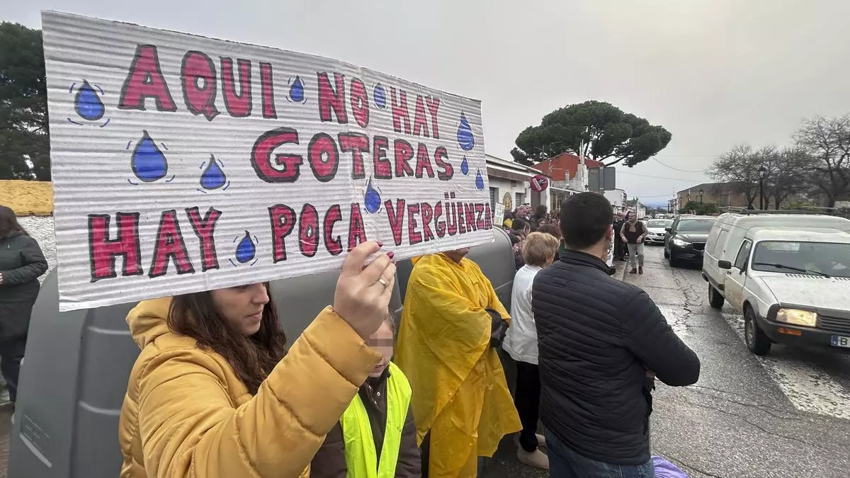 Indignación y protestas por el "mal estado" del colegio de Gerena: "El pueblo se ha unido, estamos hartos"