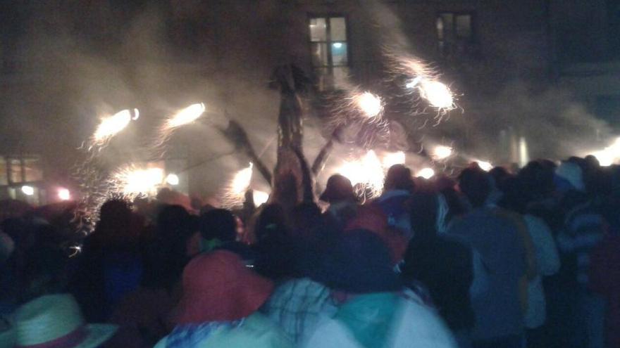 Desenes de persones ballen sota una pluja de foc a Manresa